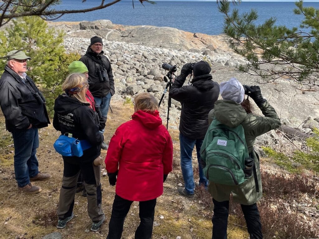 medlem Styrelsemedlemmar som är på studiebesök i ett projekt.